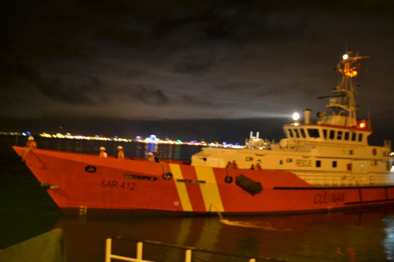 T&agrave;u SAR 412 đưa 13 ngư d&acirc;n B&igrave;nh Định về Đ&agrave; Nẵng an to&agrave;n l&uacute;c 21h20 tối 26/10 - Ảnh: Triều Dương