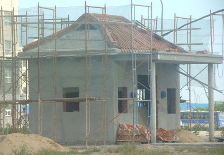 Miếu thờ đang x&acirc;y dựng tr&aacute;i ph&eacute;p