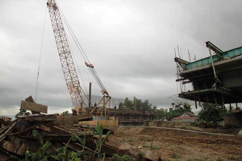 C&ocirc;ng tr&igrave;nh dự kiến ban đầu l&agrave; 2 năm ho&agrave;n th&agrave;nh nhưng do kh&ocirc;ng c&oacute; vốn v&agrave; mặt bằng ( rơi v&agrave;o thời điểm năm 2011 ngừng đầu tư c&ocirc;ng, vốn cấp ph&aacute;t c&ocirc;ng tr&igrave;nh hạn hữu) n&ecirc;n bị gi&aacute;n đoạn mất 2 năm (ngừng thi c&ocirc;ng)