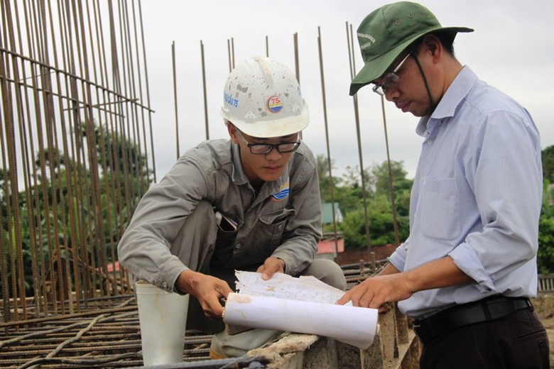 Hiện tr&ecirc;n c&ocirc;ng trường, c&ocirc;ng nh&acirc;n thi c&ocirc;ng 3 ca li&ecirc;n tục/ng&agrave;y