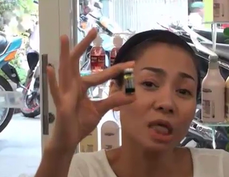 Thu Minh bị n&eacute;m đ&aacute; v&igrave; đ&atilde; sử dụng mật gấu tươi