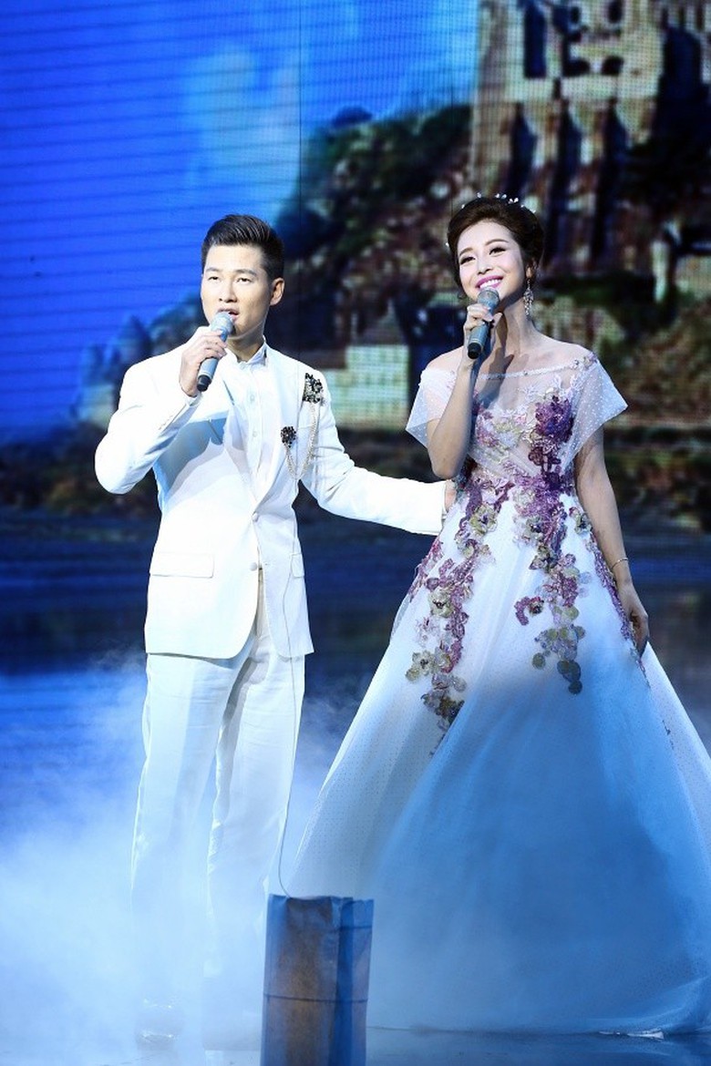 Jennifer Phạm bị n&eacute;m đ&aacute; v&igrave; h&aacute;t thảm họa