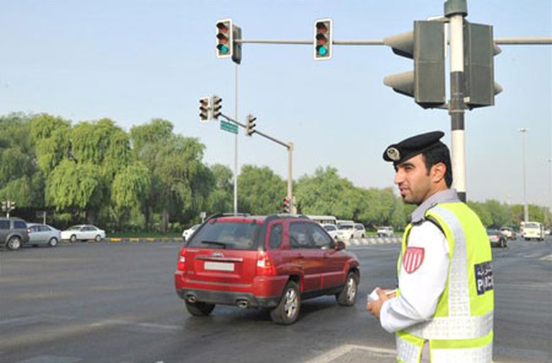 Quy định tạm giam 24 giờ rồi mới nộp phạt vi phạm vượt đ&egrave;n đỏ bị phản ứng