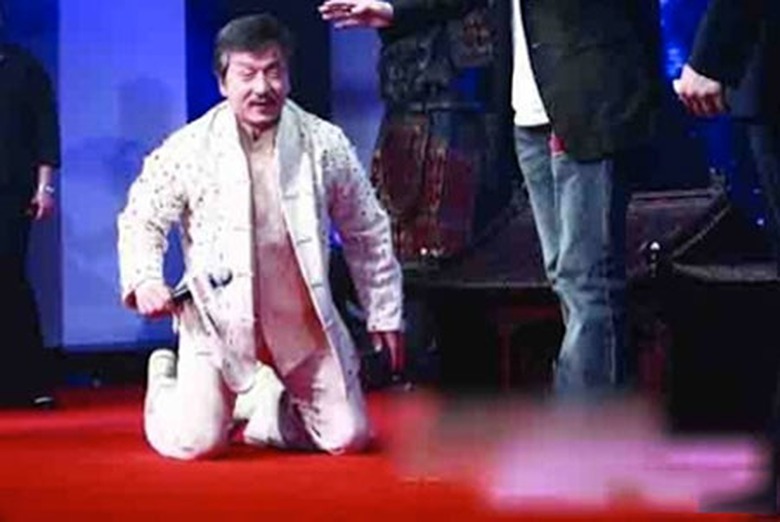 Chuyện Th&agrave;nh Long bị &acirc;n nh&acirc;n bắt quỳ lan khắp mặt b&aacute;o hồi th&aacute;ng 9 vừa qua