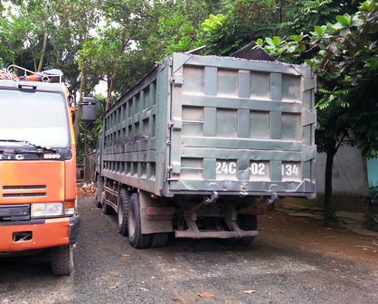 Xe 24C 021.34 được l&aacute;i xe bỏ lại b&ecirc;n qu&aacute;n cơm