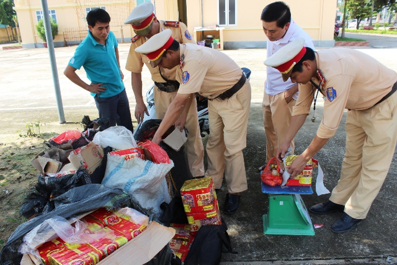 Lực lượng CSGT Trạm QL 1A đang tiến h&agrave;nh kiểm k&ecirc; số lượng ph&aacute;o