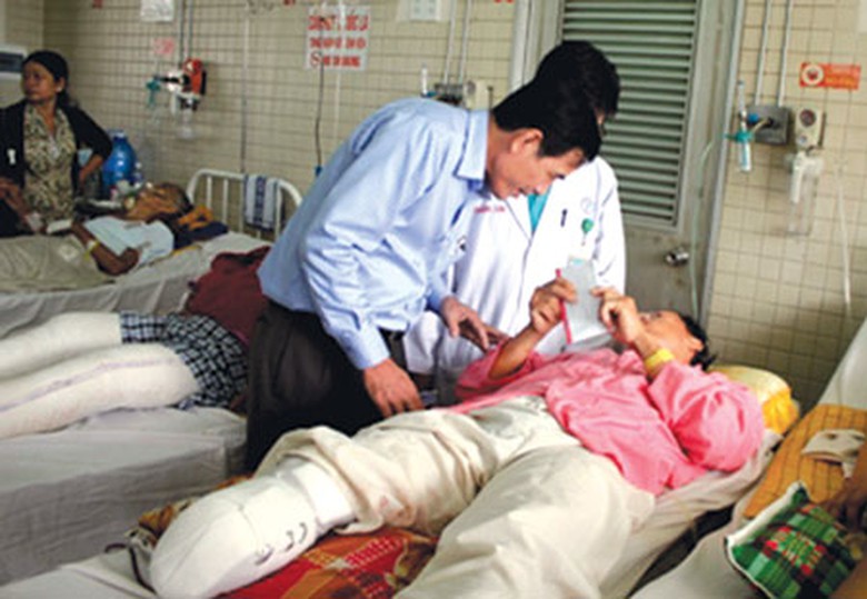 Ph&oacute; TBT B&aacute;o Giao th&ocirc;ng Nguyễn Văn Ninh trao tặng 10 triệu đồng từ Quỹ Chung tay v&igrave; ATGT cho anh Nguyễn Văn Nam