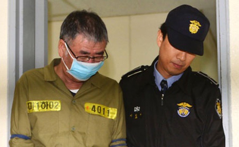 &Ocirc;ng Lee Joon-seok (tr&aacute;i), thuyền trưởng ph&agrave; Sewol trong phi&ecirc;n t&ograve;a ng&agrave;y 27/10