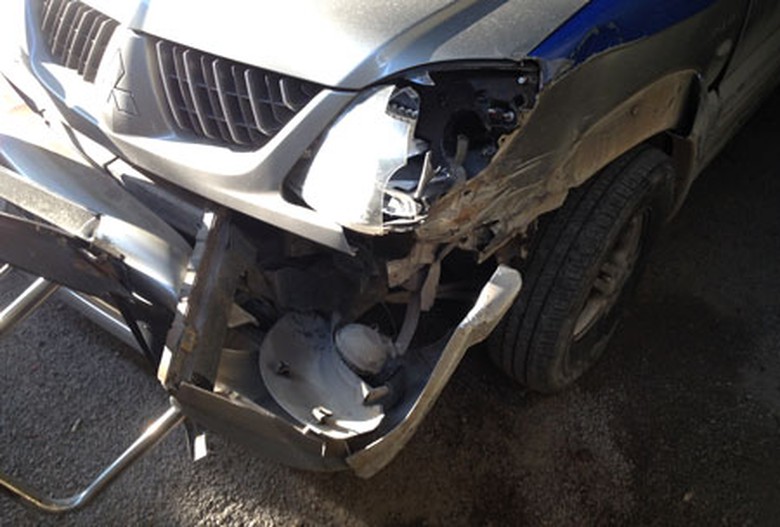 Xe thanh tra bị đ&acirc;m hỏng