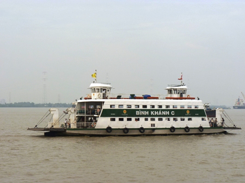 Trong thời gian diễn tập tại ph&agrave; B&igrave;nh Kh&aacute;nh, c&aacute;c phương tiện cần tu&acirc;n thủ theo hướng dẫn ph&acirc;n luồng đường thủy của lực lượng chức năng
