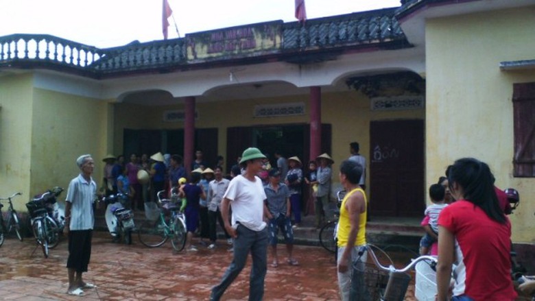 Người d&acirc;n th&ocirc;n Mật Th&ocirc;n k&eacute;o đến nh&agrave; văn h&oacute;a nthoon Mật Th&ocirc;n y&ecirc;u cầu về chất lượng đường giao th&ocirc;ng nội đồng