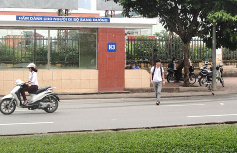 C&oacute; hầm đi bộ nhưng nam thanh ni&ecirc;n vẫn thản nhi&ecirc;n sang đường (Ảnh chụp tại hầm H3 cạnh bến xe Mỹ Đ&igrave;nh)