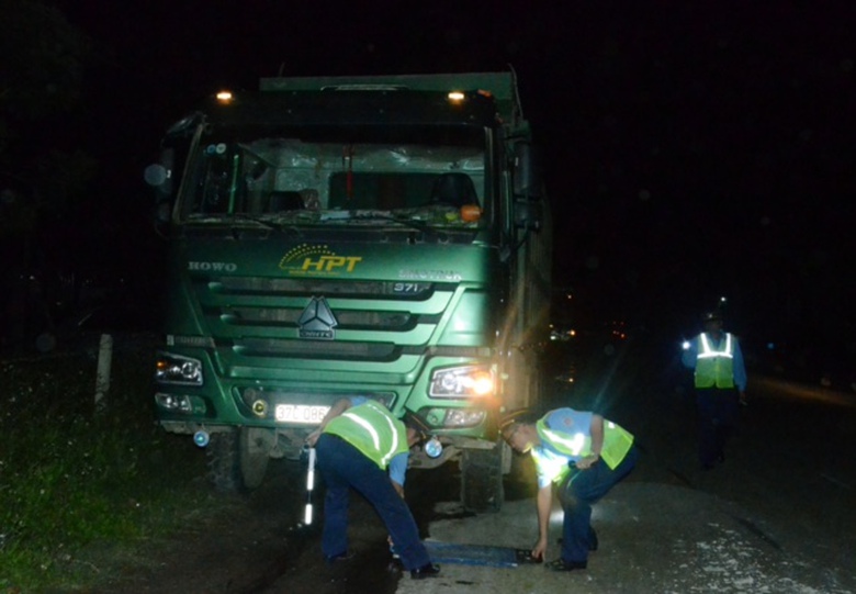 Lực lượng chức năng Nghệ An, phục k&iacute;ch, xử l&yacute; xe qu&aacute; tải trong đ&ecirc;m