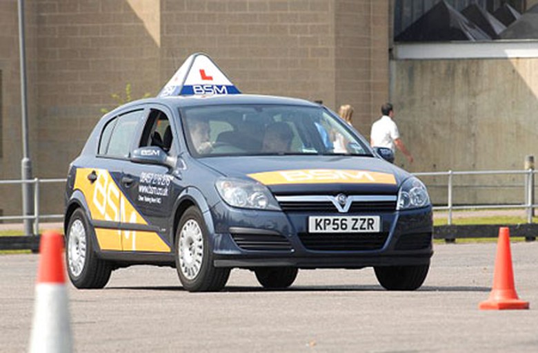 Thi thực h&agrave;nh lấy bằng l&aacute;i &ocirc; t&ocirc; tại Anh