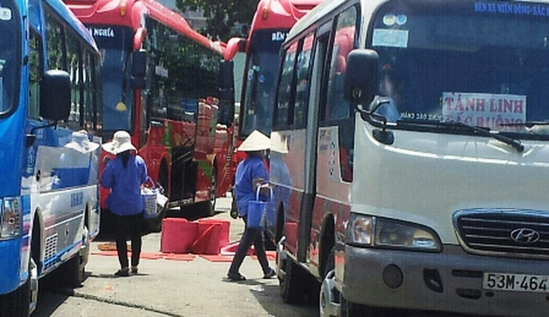 : Đội h&agrave;ng rong được ph&aacute;t đồng phục, đeo bảng t&ecirc;n v&agrave; ni&ecirc;m yết gi&aacute; tr&ecirc;n x&ocirc; nước để h&agrave;nh kh&aacute;ch dễ nhận dạng v&agrave; mua được đ&uacute;ng gi&aacute;. 