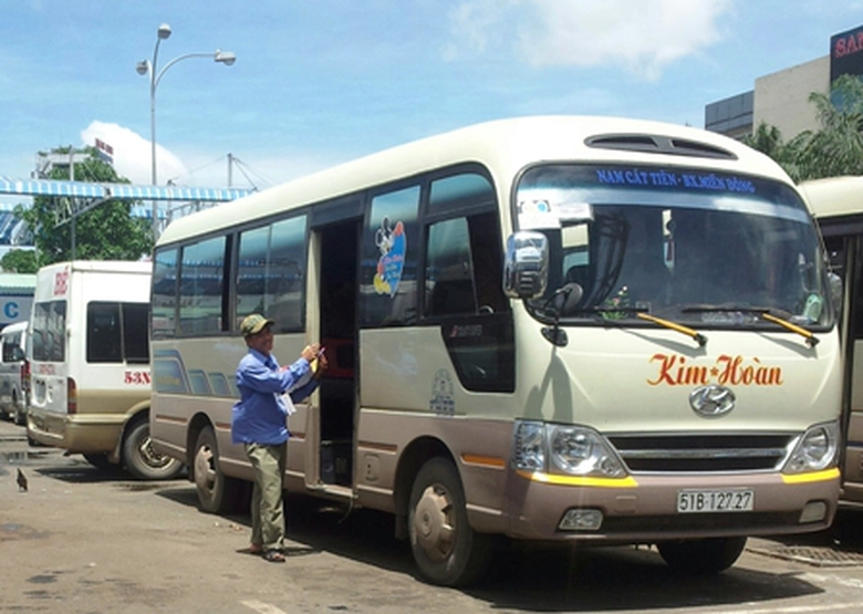 : Nh&oacute;m b&aacute;n s&aacute;ch b&aacute;o đến từng xe để mời kh&aacute;ch mua, nhưng cũng với th&aacute;i độ b&aacute;n h&agrave;ng vui vẻ&hellip;