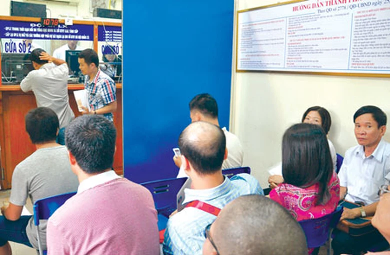 Người d&acirc;n chờ l&agrave;m thủ tục cấp đổi giấy ph&eacute;p l&aacute;i xe