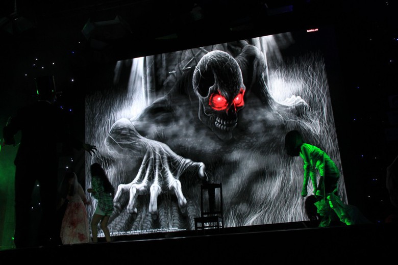 1.Vở kịch với kiểu h&oacute;a trang 