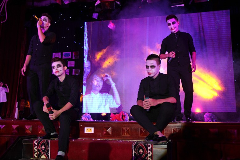 1.Nh&oacute;m nhạc O&rsquo;Plus (&Aacute; qu&acirc;n X-F ... để biểu diễn trong đ&ecirc;m hội.