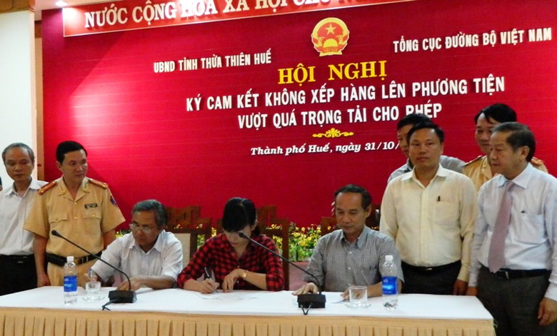 C&aacute;c doanh nghiệp k&yacute; cam kết kh&ocirc;ng để h&agrave;ng h&oacute;a l&ecirc;n phương tiện qu&aacute; tải cho ph&eacute;p