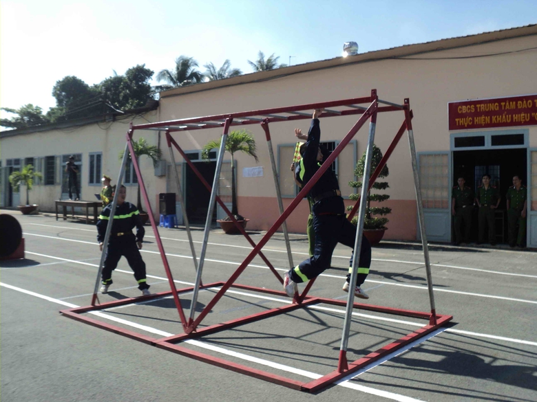 C&aacute;c chiến sĩ thực hiện c&aacute;c phần thi đu x&agrave; v&agrave; vượt v&ograve;ng lửa