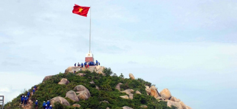 L&aacute; cở Tổ quốc tung bay tr&ecirc;n Cột cờ C&ugrave; Lao Xanh.