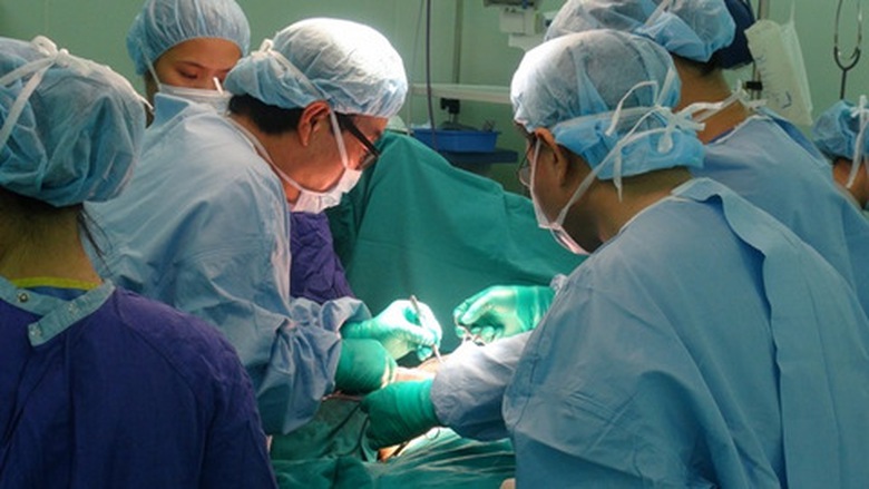 S&aacute;ng 30.10, tại BV Vinmec, GS.TS Nam Sun Paik - Gi&aacute;m đốc Trung t&acirc;m Ung bướu &ndash; BV ĐH phụ nữ EWHA đ&atilde; phẫu thuật ung thư v&uacute; cho bệnh nh&acirc;n Nguyễn Thị Tuyết