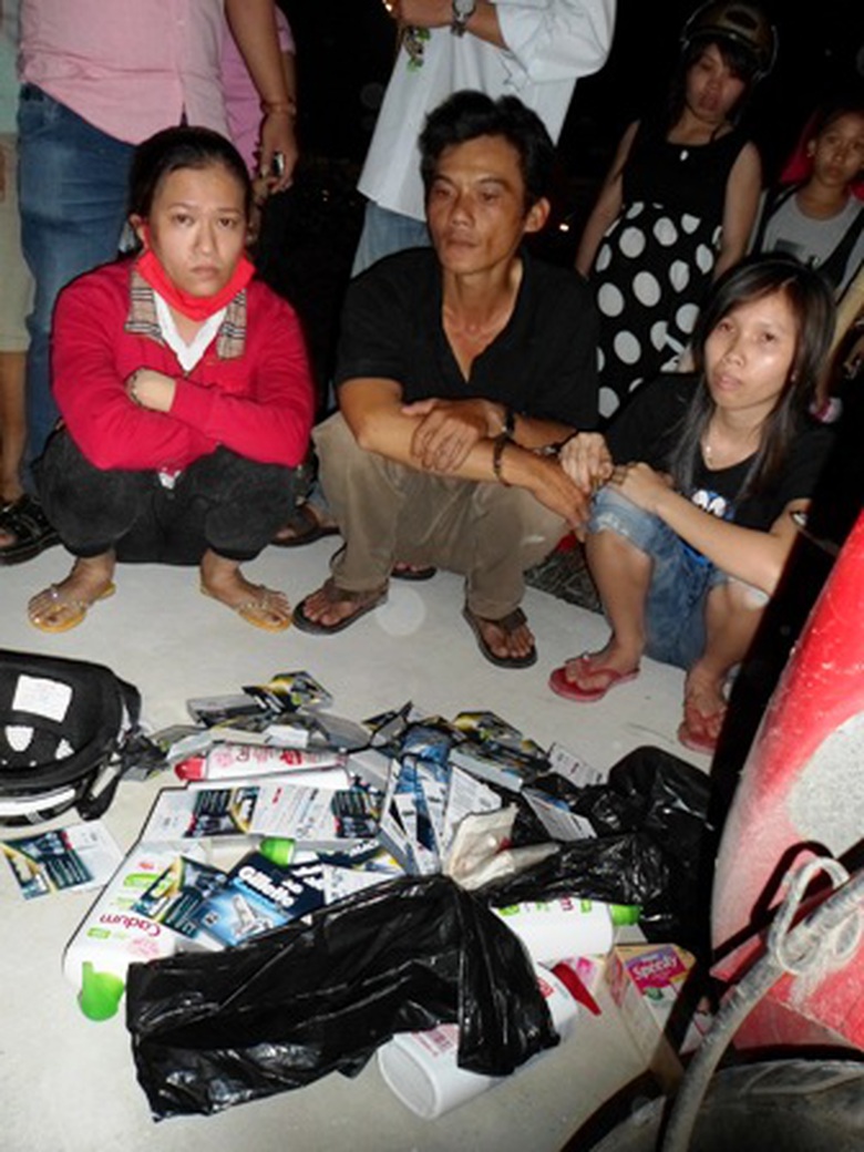 Hiệp sĩ t&oacute;m gọn 3 t&ecirc;n trộm đồ tại trung t&acirc;m thương mại AEON