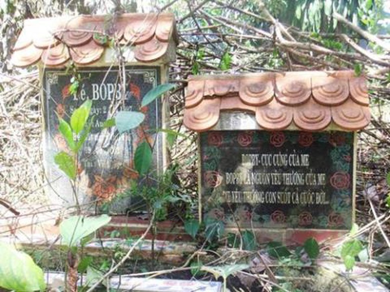 Những con ch&oacute; qua đời được ch&ocirc;n cất tr&ecirc;n những phần mộ rất đẹp