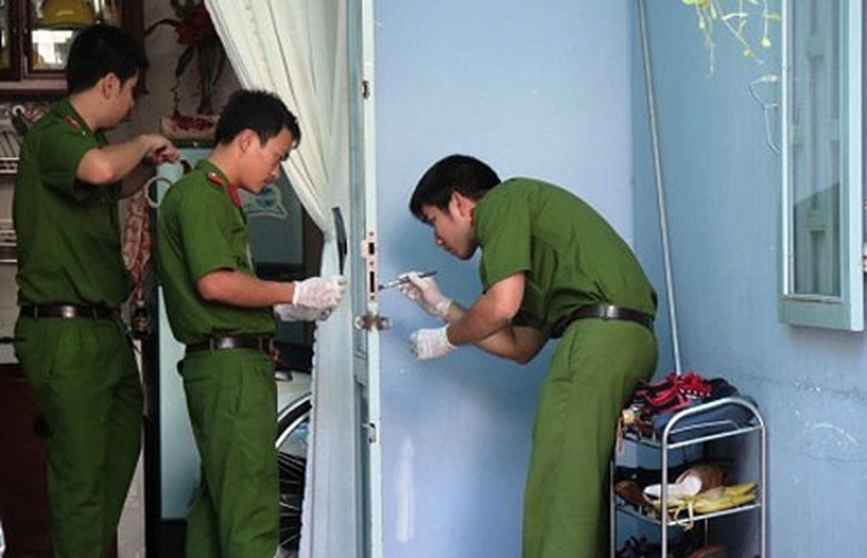 C&ocirc;ng an TP HCM kh&aacute;m nghiệm hiện trường một vụ trộm t&agrave;i sản c&oacute; gi&aacute; trị hơn nửa tỷ đồng