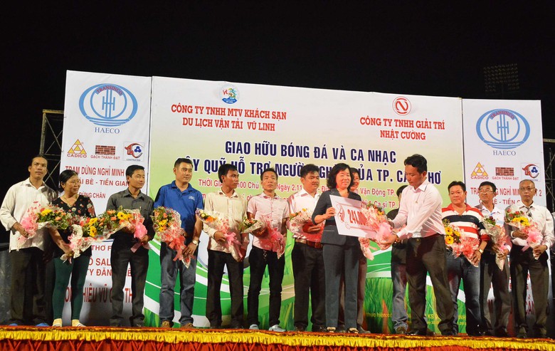 Đại diện C&ocirc;ng ty TNHH MTV KS-DL-VT Vũ Linh trao tiền x&acirc;y nh&agrave; địa đo&agrave;n kết cho đại diện Ủy ban MTTQ TP Cần Thơ