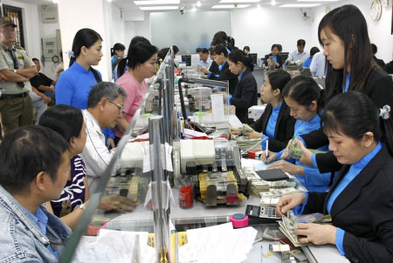 Mặt bằng l&atilde;i suất vay vốn hạ gi&uacute;p nhiều doanh nghiệp giảm mạnh chi ph&iacute;Ảnh: L&atilde; Anh