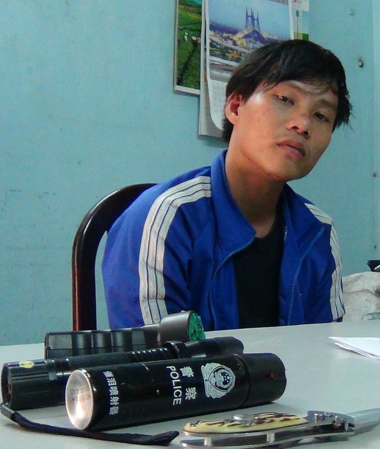 Lương C&ocirc;ng Minh khai mua roi điện qua mạng internet sau đ&oacute; sử dụng v&agrave;o c&aacute;c vụ khống chế người đi đường để cướp t&agrave;i sản - Ảnh: Ngọc Khải