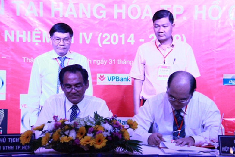 Hiệp hội VTHH v&agrave; Hiệp hội c&aacute;c DN Khu c&ocirc;ng nghiệp TP đ&atilde; k&yacute; cam kết kh&ocirc;ng chở h&agrave;ng qu&aacute; tải