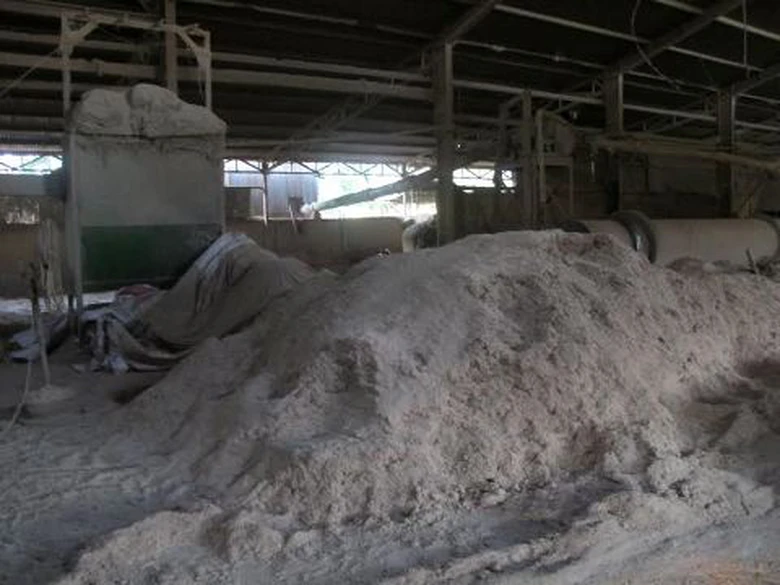 Nh&agrave; m&aacute;y ngổn ngang, bụi bay m&ugrave; mịt nhưng kh&ocirc;ng c&oacute; c&aacute;c giải ph&aacute;p bảo vệ m&ocirc;i trường