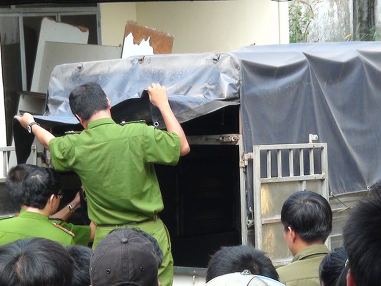 Cơ quan chức năng kh&aacute;m nghiệm hiện trường vụ việc