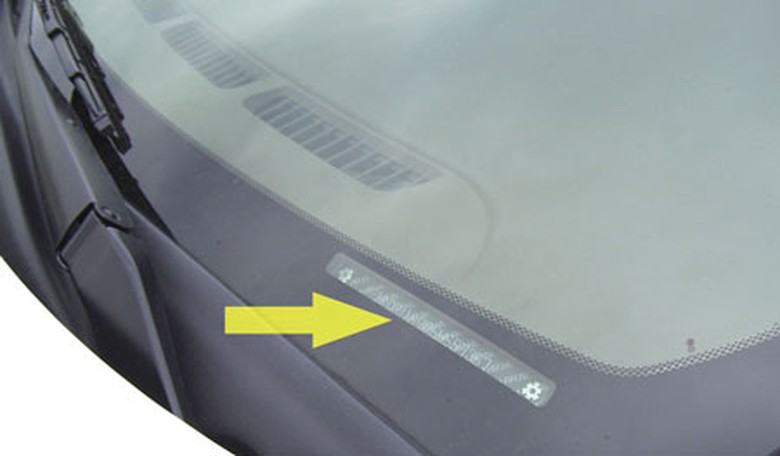 Khi mua xe cũ, bạn cần y&ecirc;u cầu người b&aacute;n cung cấp số VIN hoặc tự m&igrave;nh kiểm tra khi đ&atilde; biết vị tr&iacute; của n&oacute;