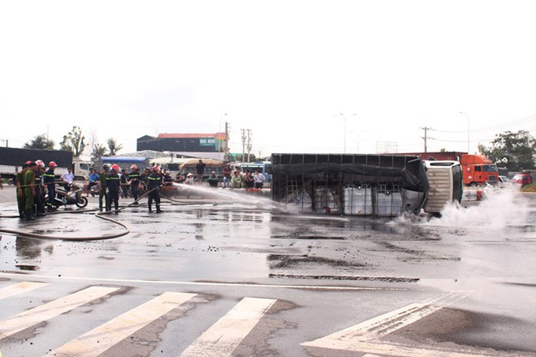 Ax&iacute;t bốc kh&oacute;i nghi ng&uacute;t tr&ecirc;n mặt đường.