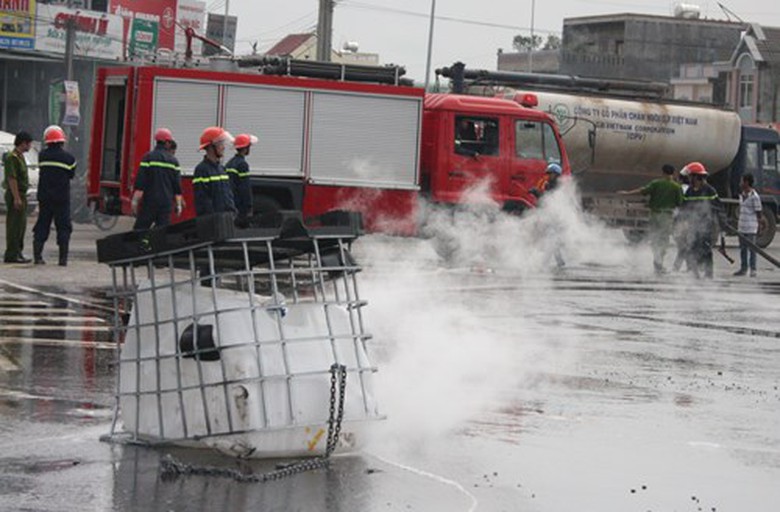 Cảnh s&aacute;t PCCC tỉnh Đồng Nai đ&atilde; huy động 2 xe chữa ch&aacute;y v&agrave; h&agrave;ng chục c&aacute;n bộ chiến sĩ đến ứng cứu.