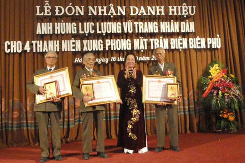 Ph&oacute; Chủ tịch nước Nguyễn Thị Doan thay mặt Đảng, Nh&agrave; nước trao tặng danh hiệu Anh h&ugrave;ng Lực lượng vũ trang nh&acirc;n d&acirc;n cho &ocirc;ng Nguyễn Tiến Thụ (người ngo&agrave;i c&ugrave;ng b&ecirc;n tr&aacute;i) v&agrave; đồng đội của &ocirc;ng