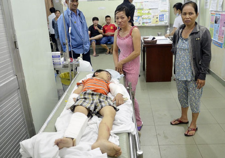 Ch&aacute;u Hiếu đang được cấp cứu tại bệnh viện (Ảnh: An Nhơn/VnExpress)