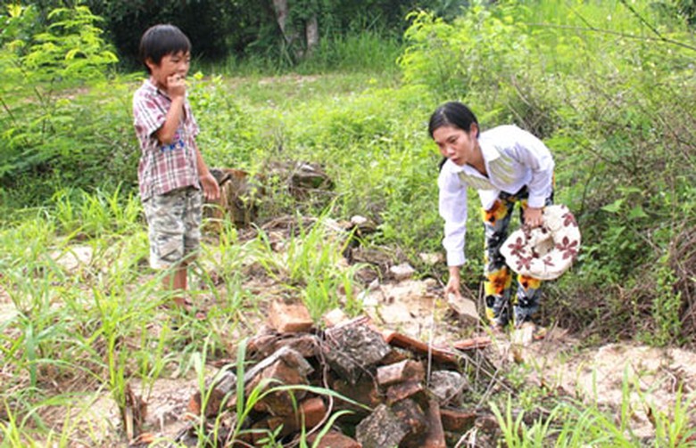 X&oacute;m Trường &ldquo;tử địa&rdquo; trơ lại những vết tường bị nước lũ cuốn phăng