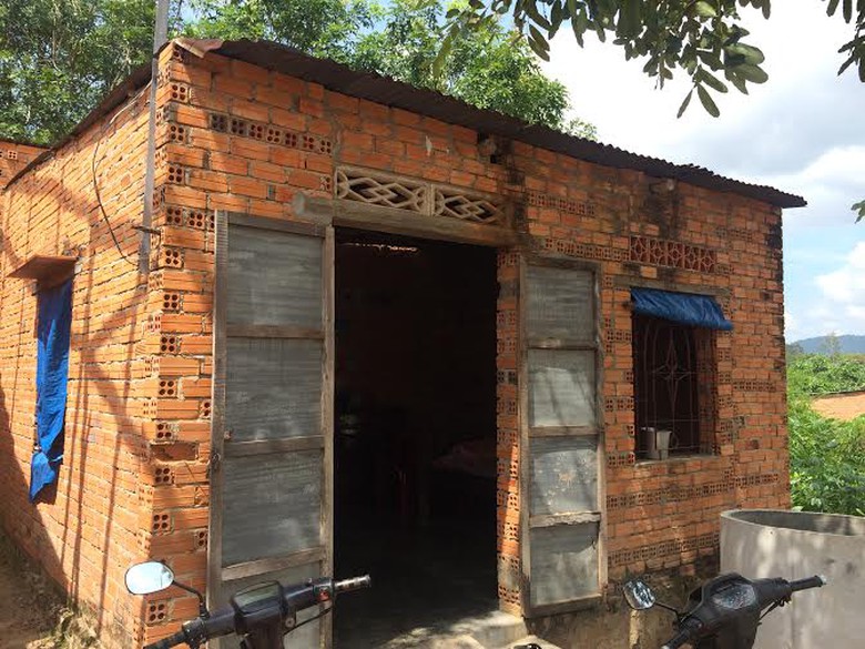 Căn nh&agrave; sập xệ, nơi vợ con &ocirc;ng N&eacute;n sống để chờ ng&agrave;y &ocirc;ng được 