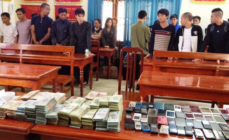 C&aacute;c đối tượng bị bắt giữ c&ugrave;ng tang vật vụ &aacute;n