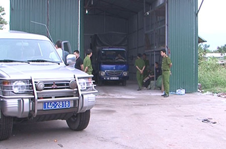 Kho h&agrave;ng lậu bị kiểm tra, tạm giữ