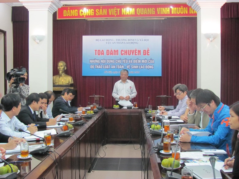 Chủ tr&igrave; buổi tọa đ&agrave;m, Thứ trưởng Bộ Lao động - Thương binh v&agrave; X&atilde; hội (LĐTB&XH) Do&atilde;n Mậu Diệp 