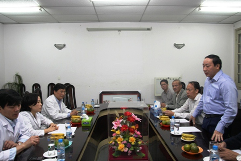 Thứ trưởng Nguyễn Hồng Trường cảm ơn sự tận t&igrave;nh cứu chữa c&aacute;c nạn nh&acirc;n TNGT của BV Việt Đức