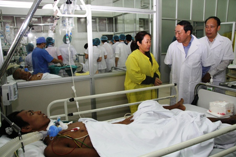 Thứ trưởng Nguyễn Hồng Trường thăm hỏi người nh&agrave; bệnh nh&acirc;n Nguyễn Ho&agrave;ng Anh