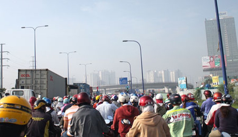 D&ograve;ng người chen ch&acirc;n, nh&iacute;ch từng bước tr&ecirc;n xa lộ H&agrave; Nội hướng từ quận 9 về nội &ocirc; TP HCM (ảnh chụp s&aacute;ng 4/11)