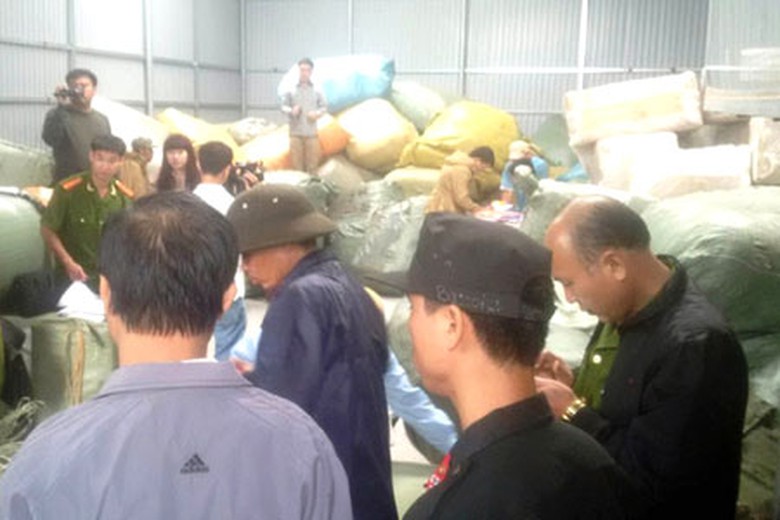 Lực lượng chức năng kiểm tra tại kho h&agrave;ng lậu